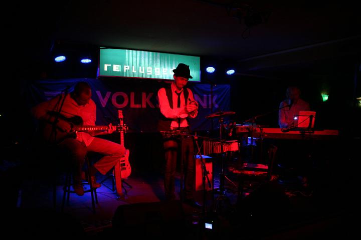 2008-11-28 M3_live at replugged 024.jpg